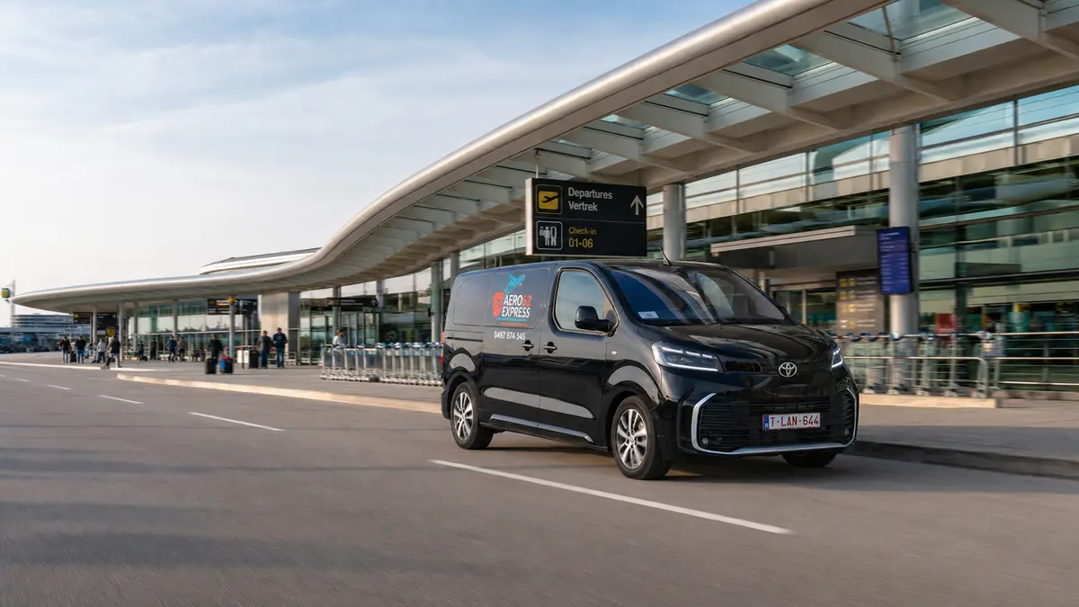 Van Aero62 Express devant l'aéroport prêt pour la dépose au terminal